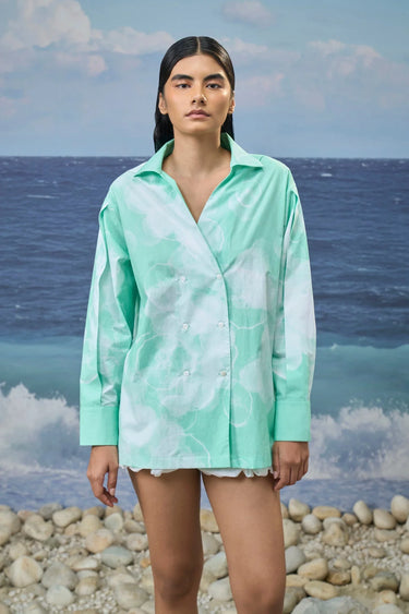 Oversized shirt for women with relaxed fit and fluid silhouette