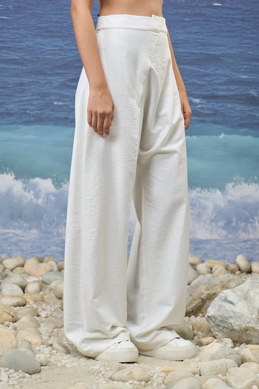 White trousers for women with relaxed fit and fluid silhouette