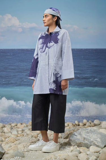 Oversized shirt for women with relaxed fit and boxy silhouette