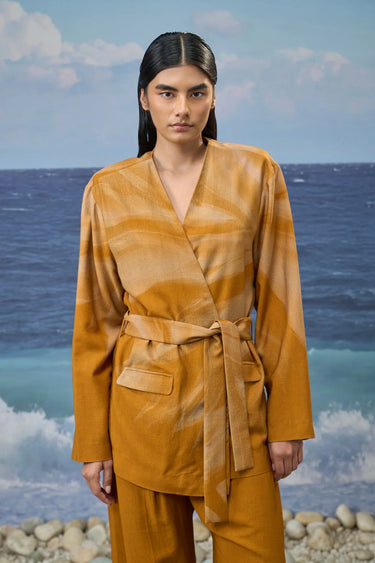 Caramel belted jacket for women with relaxed fit and fluid silhouette