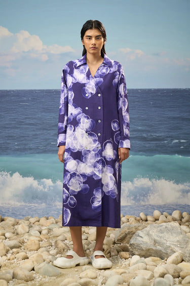 Relaxed shirt dress for women with loose fit and fluid silhouette